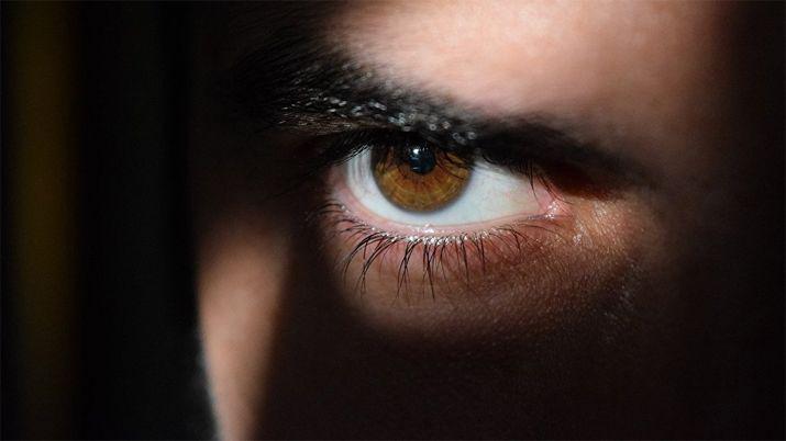 Sorprendioacute a un hombre espiaacutendola mientras se cambiaba de ropa