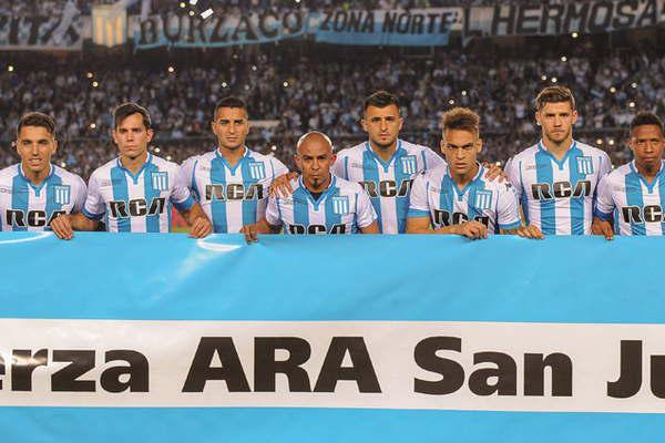 La solidaridad del fuacutetbol con los 44 tripulantes