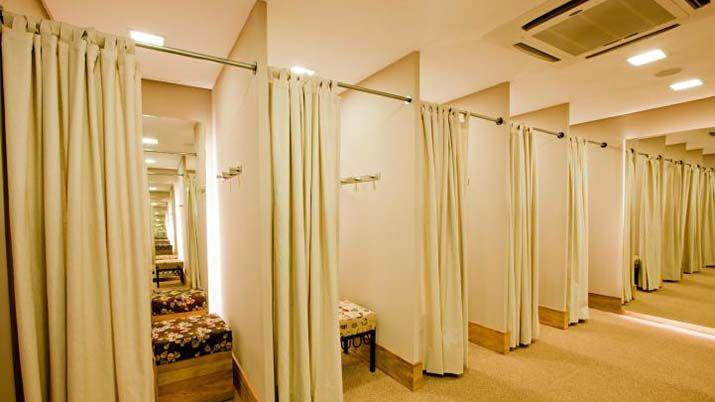 Ingresoacute a probarse ropa en un local y fue espiada por un hombre