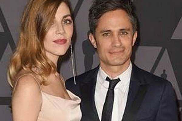 Gael Garciacutea Bernal se presentoacute con su nueva novia