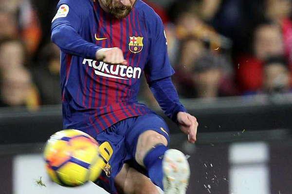 Un insoacutelito gol le anularon a Lionel Messi ante Valencia 