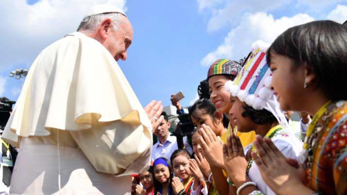 El Papa arriboacute a Myanmar y recibioacute una caacutelida bienvenida