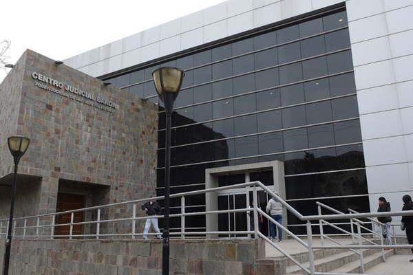 Pasaraacute dos antildeos en la caacutercel por arrojar pastillas a detenidos y golpear a policiacuteas