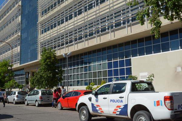 Acusan a albantildeil de manosear a una nintildea dentro de una escuela