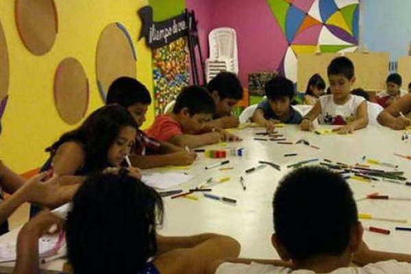 Esta tarde daraacute comienzo el taller infantil de arte Pintando con sal