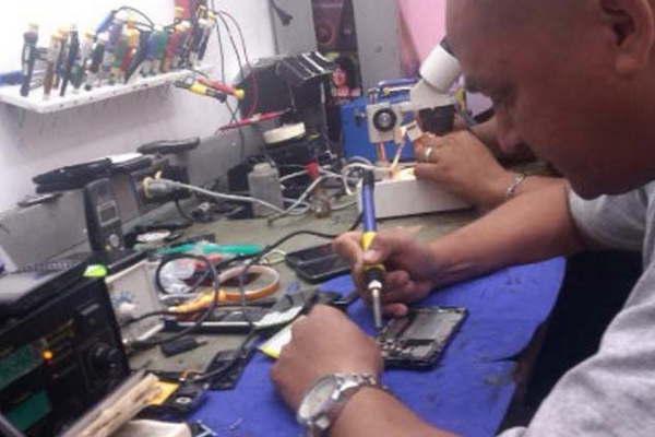 Preparan talleres de verano gratuitos para los joacutevenes