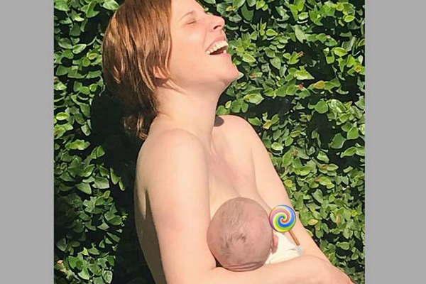 Agustina Kaumlmpfer se desnudoacute con su bebeacute en brazos