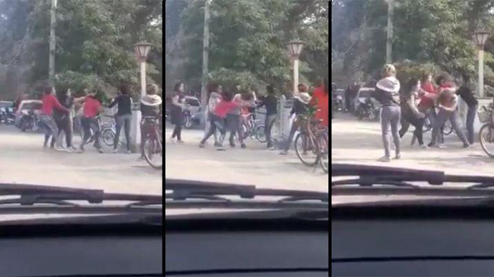 VIDEO Madres a las pintildeas frente al colegio de sus hijos