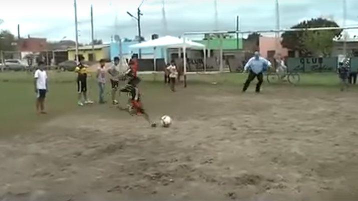 VIDEO  Un gobernador tratoacute de atajar un penal y miraacute lo que pasoacute