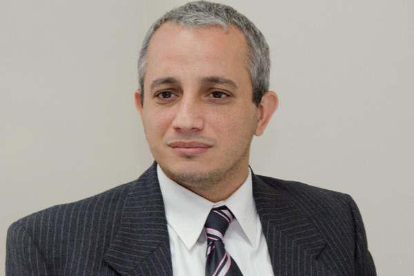 Azotoacute a su hija  porque le encontroacute  sms de un compantildeero