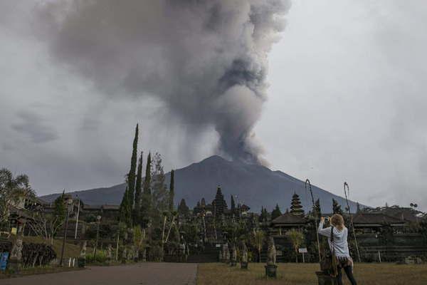 Bali sigue sin aeropuerto por el volcaacuten Agung