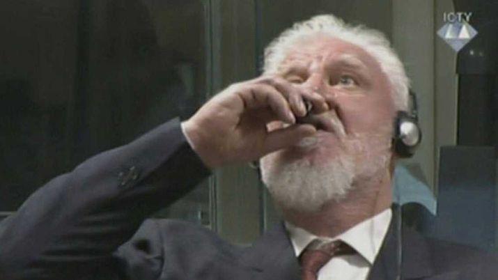 Un criminal de guerra tomoacute veneno en su juicio y murioacute