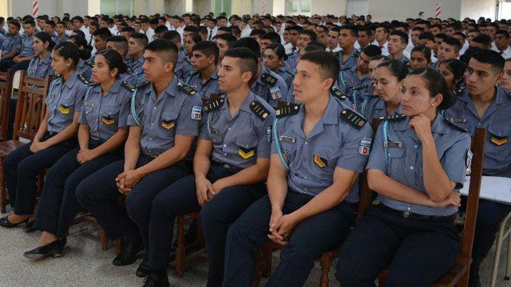 Futuros oficiales y agentes de policía recibieron una capacitación