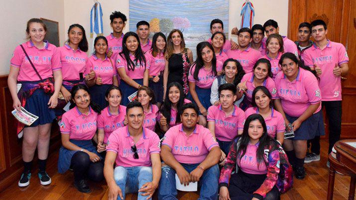 Alumnos de Pozo Hondo y Colonia El Simbolar visitaron a la Gobernadora