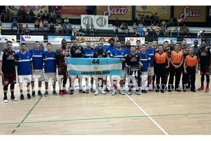 Los dos planteles posaron con una enseña patria con el nmero de los tripulantes buscados