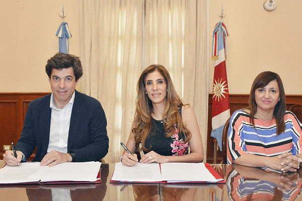 La gobernadora firmoacute  el convenio para la ejecucioacuten del acueducto Simbolar-Antildeatuya