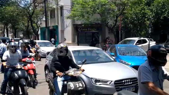 Video  Santiaguentildeos continuacutean con malestar por el calor y el caos en el microcentro