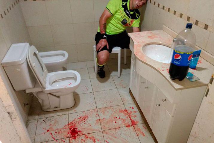 Los hinchas locales se metieron al campo de juego y agredieron a los rbitros