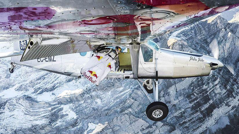 Saltan de una montantildea y aterrizan en una avioneta en pleno vuelo