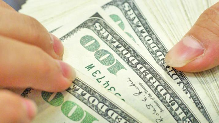 El dólar se hundió en el mes 27 centavos a  1768