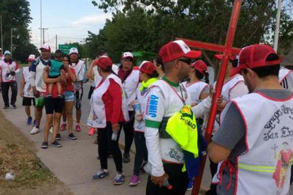 Cientos de peregrinos devotos de la Virgen del Valle iniciaron el largo caminar hacia Catamarca