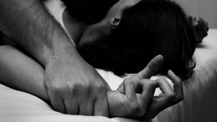 iexclSuegra que linda que estaacute usted dijo el yerno la arrojoacute en la cama y la abusoacute