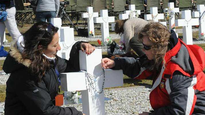 Identificaron 88 tumbas de soldados caiacutedos en Malvinas