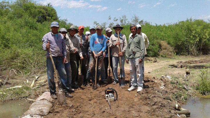 Logran quitar obstaacuteculos en un canal para asegurar el riego