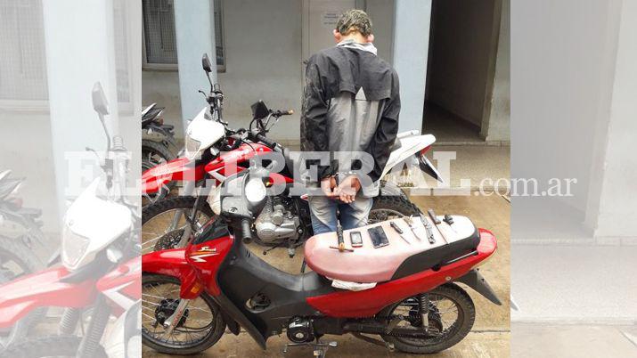 Detienen a un joven y secuestran gran cantidad de motos y armas