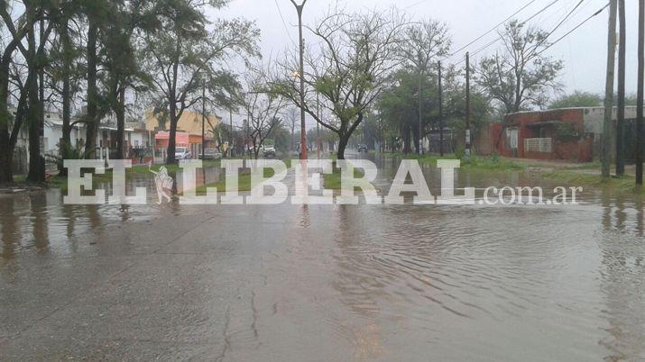 Antildeatuya- torrencial lluvia desde la madrugada dejoacute calles anegadas