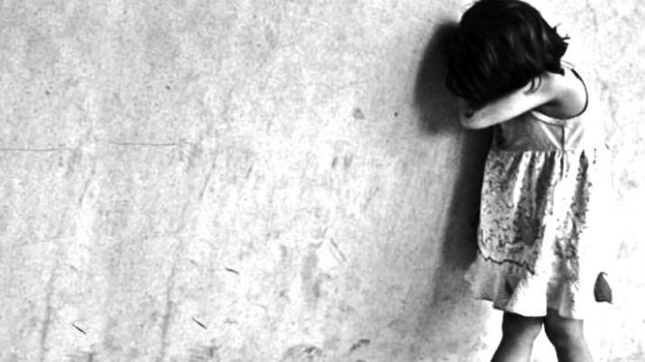 Profesor llevoacute a una nena al segundo piso de la escuela y la abusoacute