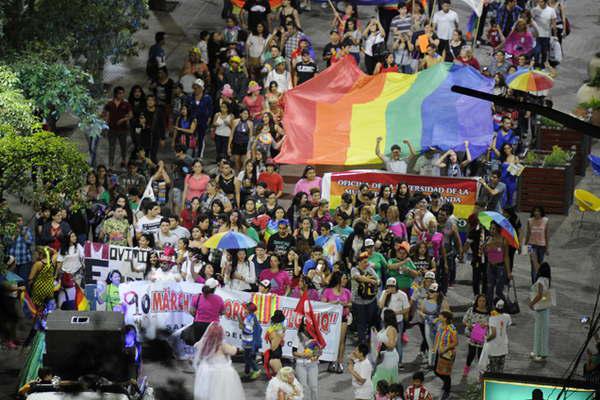 La marcha del orgullo gay recorrioacute las calles del centro de la ciudad Capital