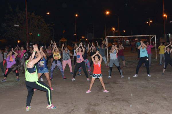 Los bandentildeos ya disfrutan de las clases gratuitas de gimnasia y ritmos musicales en las Plazas Saludables