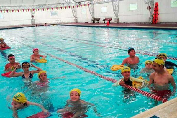 El Club Oliacutempico ofrece cursos de natacioacuten infantil