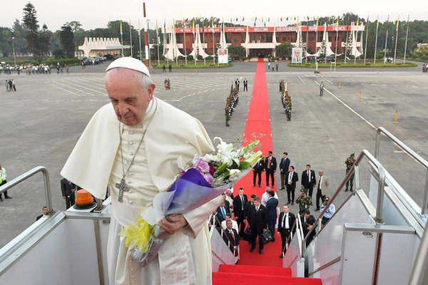 El Papa finalizoacute su gira con un mensaje de paz