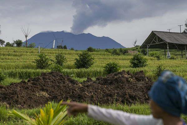 El volcaacuten Agung sigue muy activo en Bali