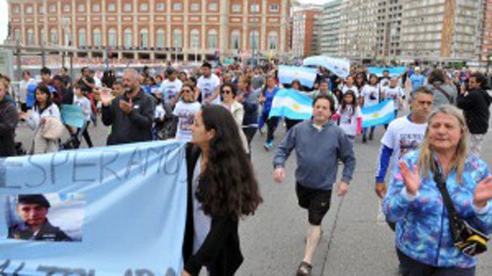Familiares de tripulantes piden la presencia de Macri