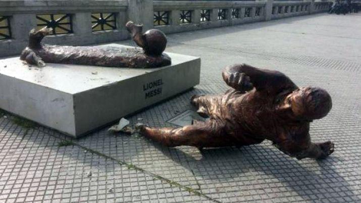 Rompieron la estatua de Messi
