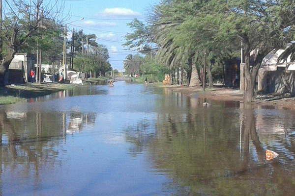 Los damnificados de las intensas lluvias recibiacutean ayuda del municipio 