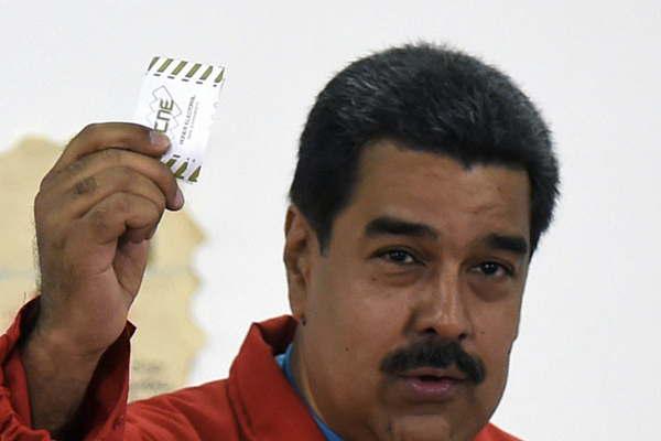 En hiperinflacioacuten y default Nicolaacutes Maduro  lanzoacute una criptomoneda