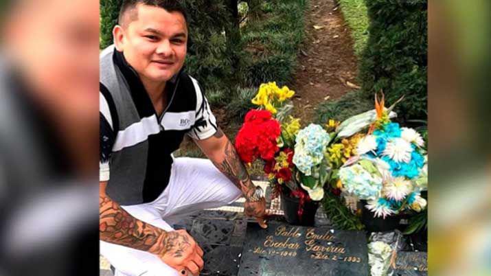 Poleacutemico- El Chino Maidana visitoacute la tumba de Pablo Escobar