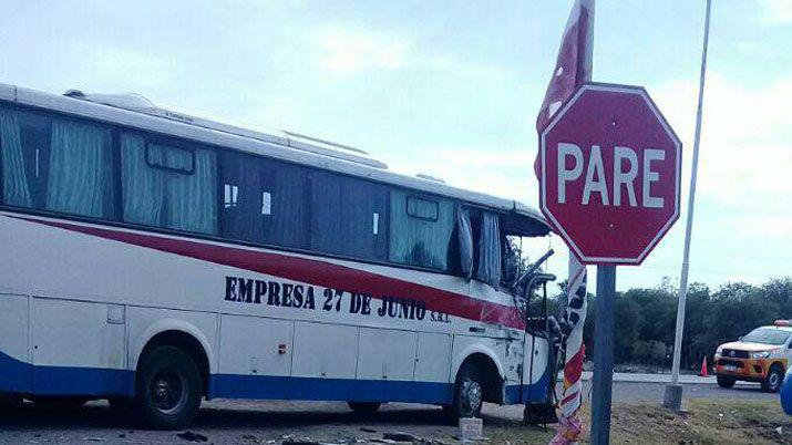 Violento choque entre un camioacuten y colectivo en Fernaacutendez