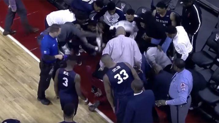 VIDEO Un jugador de baacutesquet tuvo un infarto en pleno partido