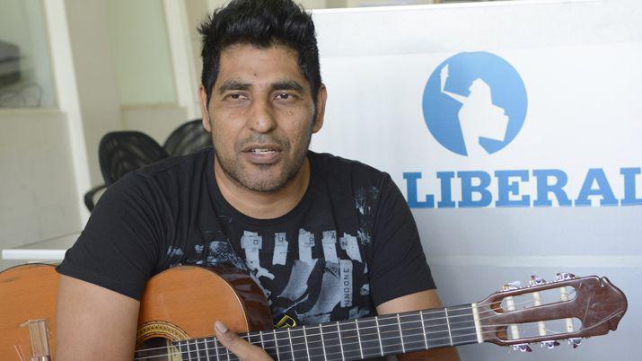 VIDEO  Demi Carabajal pasoacute por EL LIBERAL y nos regaloacute una chacarera