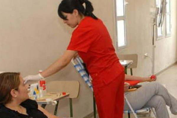 Convocan a santiaguentildeos a realizar donaciones voluntarias de sangre para renovar el stock