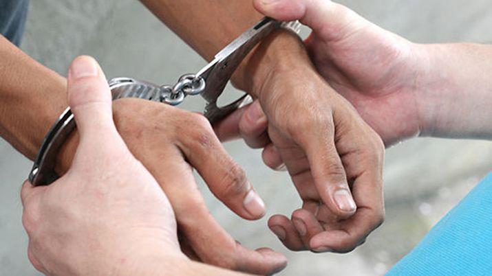 Detienen a dos joacutevenes que dantildearon un moacutevil y atacaron a policiacuteas