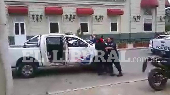 Una mujer fue detenida por atacar a su pareja en pleno centro