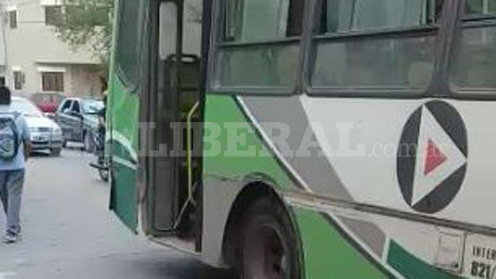 VIDEO Choque entre una camioneta y un colectivo con pasajeros