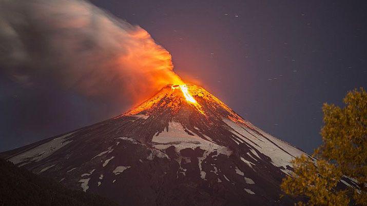 Hay alerta amarilla por la intensa actividad de un volcaacuten chileno