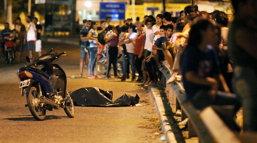 Motociclista murioacute embestido por un camioacuten en el Puente Carretero